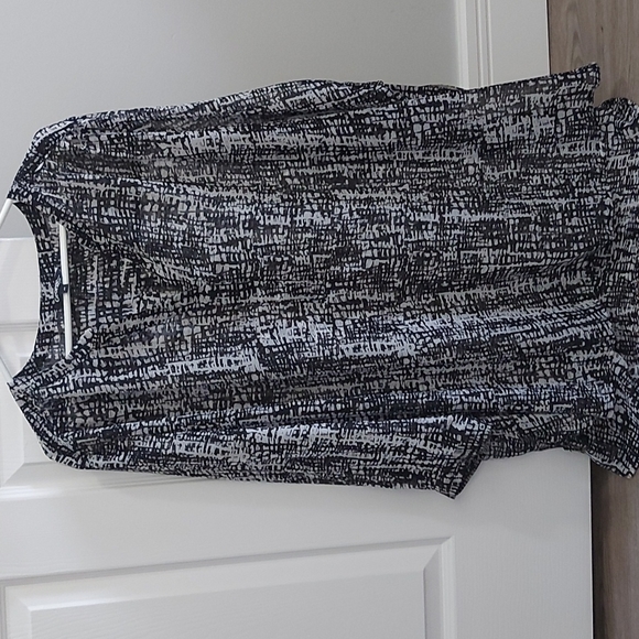 4XL blouse,white and black pattern, fairly sheer - Picture 1 of 5